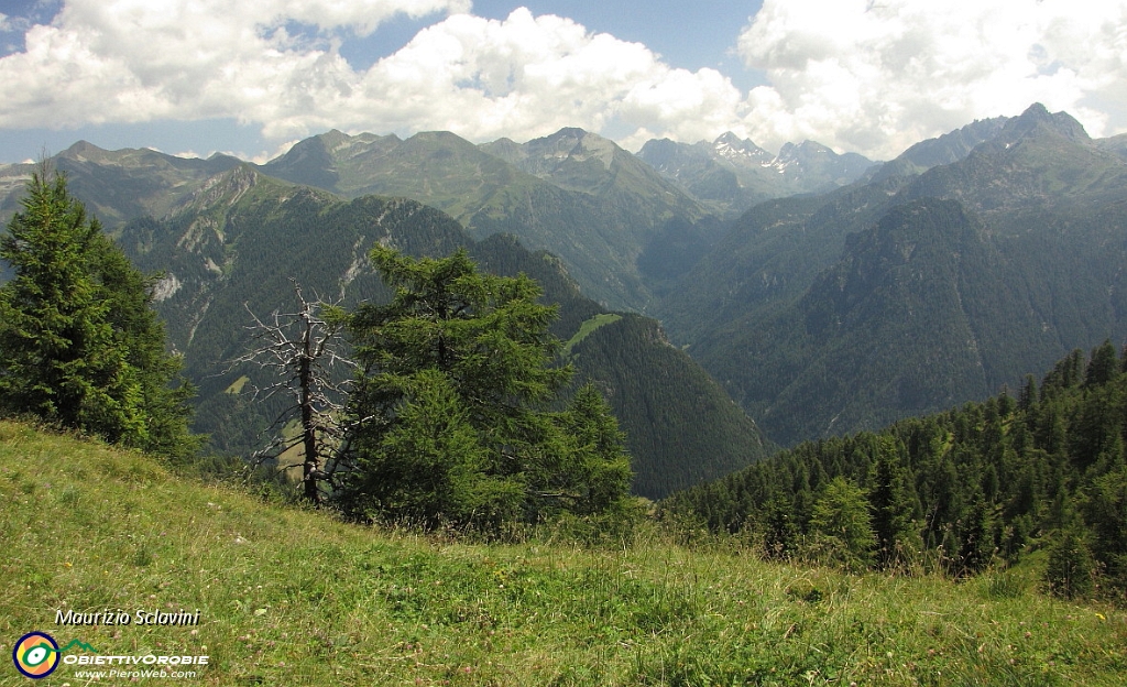 27 Panorama dal Passo di Monte Colle..JPG